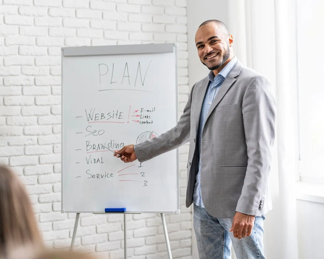 Junge Menschen arbeiten bei einem Meeting zusammen.